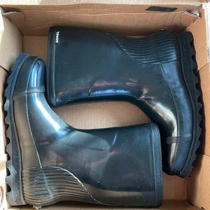 Black sorrel rain boots. Comfortable and like new! Barely worn